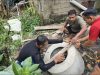 Anggota Satgas TMMD Kodim 1307/Pontianak Membuat Septic Tank Dirumah Abdul Malik