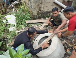Anggota Satgas TMMD Kodim 1207/Pontianak Membuat Septic Tank Dirumah Abdul Malik