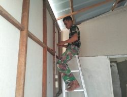 Satgas TMMD Kodim 1207/Pontianak Memasang Kabel Listrik Dirumah Abdul Mukti