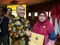 Wali Kota Jakbar Serahkan 22 SK Pensiun TMT 1 November 2025   