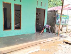 Anggota Satgas TMMD Kodim 1207/Pontianak Mulai Pengecoran Lantai Rumah Abdul Mukti 