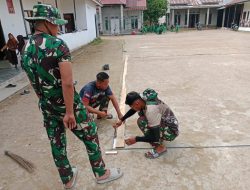 Menunjang Kegiatan Olahraga Satgas TMMD Kodim 1207/Pontianak Membuat Lapangan Voli