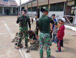 Antusias Masyarakat Dan Anak Sekolah  Melihat Lapangan Voli Yang Di Buat Satgas TMMD Kodim 1207/Pontianak 