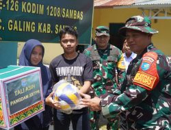 Tim Wasev TMMD ke-126 Kodim 1208/Sambas Berikan Bantuan Sembako Dan Alat Olahraga Kepada Warga Desa Ratu Sepudak
