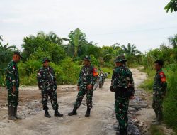 Kasiter Kasrem 121/Abw Tinjau Pengerjaan Penimbunan Jalan TMMD Ke-126 Kodim 1208/Sambas