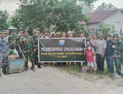 Peduli Terhadap Kebersihan Lingkungan Satgas TMMD Kodim 1207/Pontianak Membagikan Kotak Sampah Kepada Masyarakat Setempat 