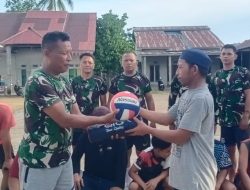 Satgas TMMD Kodim 1207/Pontianak Menyerahkan Bantuan Bola Voli Sebagai Wujud Mendukung Kegiatan Olahraga 