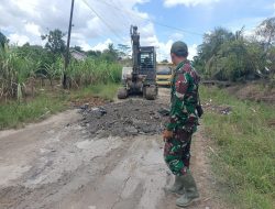Satgas TMMD ke-126 Kodim 1208/Sambas Arahkan Alat Berat Dan Truk Untuk Meratakan Tanah Timbunan Jalan
