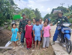 Satgas TMMD ke-126 Kodim 1208/Sambas Senda Gurau Bersama Anak-Anak Di Lokasi Kegiatan