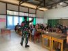 Babinsa Koramil 1204-02/Sekayam Bantu Kegiatan Belajar Mengajar Di SDN 26 Sungai Daun