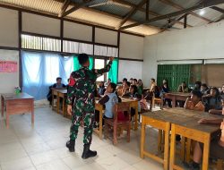 Babinsa Koramil 1204-02/Sekayam Bantu Kegiatan Belajar Mengajar Di SDN 26 Sungai Daun