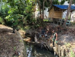 Babinsa Koramil 1202-02/Singkawang Selatan Awasi Kondisi Sungai Wujudkan Lingkungan Aman Dari Banjir