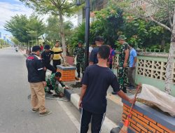 Babinsa Singkawang Barat Gelar Karya Bakti Bersihkan Drainase Cegah Banjir Di Musim Hujan