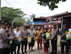 Kapolres Melawi Salurkan Bantuan Kepada Pemilik Kios Di Terminal Sidomulyo