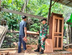 Babinsa Nibung Laksanakan Komsos Dengan Pengrajin Mebel Di Wilayah Binaan