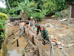 Laksanakan Komsos Kodim 1209/Bengkayang Bantu Warga Binaan Bangun Rumah
