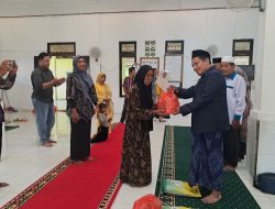 Jumat Berkah Babinsa Selakau Tua Dampingi Baznas Salurkan Bantuan Bagi Warga Yang Membutuhkan