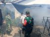 Perangi Ancaman DBD Babinsa Koramil 1202-01/Skb Sisir Permukiman Dengan Fogging