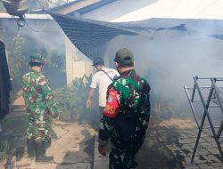 Perangi Ancaman DBD Babinsa Koramil 1202-01/Skb Sisir Permukiman Dengan Fogging