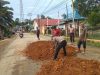 Cegah Laka Lantas Polisi Dan Warga Gotong Royong Benahi Jalan Di Depan SMPN 1 Tayan Hilir
