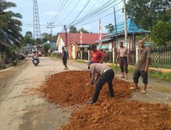 Cegah Laka Lantas Polisi Dan Warga Gotong Royong Benahi Jalan Di Depan SMPN 1 Tayan Hilir