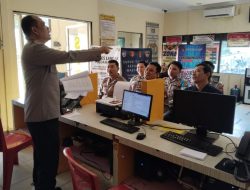 KA SPKT Polres Landak Memberikan Pelatihan Operator Pelayanan Polisi 110