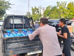 Wujud Kepedulian, Polsek Pontianak Selatan Tolong Warga Saat Mobil Mogok
