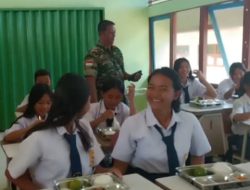 Babinsa Koramil 1204-13/Belitang Hulu Cek Pelaksanaan Program Makan Bergizi Gratis Di SMPN Desa Balai Sepuak
