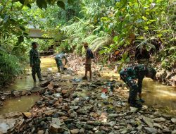 Kepedulian Kodim 1209/Bengkayang Bersama Warga Bersihkan Aliran Sungai
