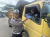 Personil Operasi Zebra Himbau Pengemudi Gunakan Jaring Pengaman Dan Hindari Overkapasitas