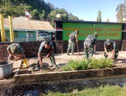 Anggota Koramil 05/Pemangkat Gelar Kegiatan Jumat Bersih Di Halaman Makoramil
