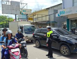 Personil Preventif Ops Zebra Kapuas 2025 Lakukan Pengaturan Lalu Lintas Di Titik Rawan Macet