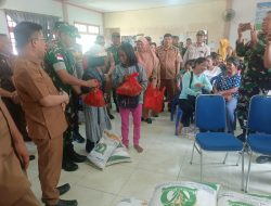 Dandim 1208/Sambas Dampingi Bupati Hadiri Penyaluran Bantuan Pangan Di Wilayah Perbatasan