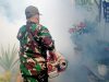 Kepedulian Di Garda Terdepan Babinsa Koramil-01/SKB Inisiasi Fogging Massal Lindungi Warga Pasiran Dari Ancaman DBD