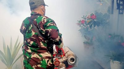 Kepedulian Di Garda Terdepan Babinsa Koramil-01/SKB Inisiasi Fogging Massal Lindungi Warga Pasiran Dari Ancaman DBD