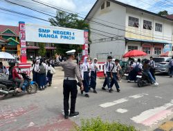 Satgas Preventif Ops Zebra Kapuas Polres Melawi Lakukan Pengaturan Lalu Lintas Di Sekolah Untuk Pastikan Keselamatan Siswa