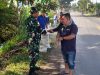 Babinsa Sungai Rambah Ajak Warga Gelar Karya Bakti Bersihkan Sampah Di Kiri Kanan Jalan Raya Wilayah Binaan