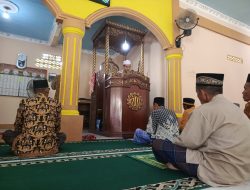 Polres Melawi Gelar Program Mimbar Kamtibmas Aipda Angga Ramanda S.H Jadi Imam Dan Khotib Di Masjid Hayatul Muslimin