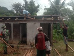 Hadir Untuk Masyarakat Kodim 1209/Bengkayang Dan Warga Binaan Bergotong Royong Perehaban WC Umum