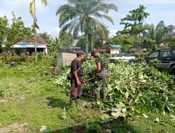 Babinsa Koramil 1204-16/Sekadau Hulu Gelar Kerja Bakti Bersama Warga Di Desa Rawak Hulu