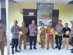 Kapolres Melawi Serahkan Sarana Olahraga Untuk Karang Taruna Desa Labang Tindak Lanjuti Aspirasi Warga Saat Jumat Curhat