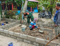 Babinsa Koramil 08/Paloh Bantu Warga Bangun Pondasi Warung Di Wilayah Binaan