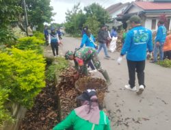 Anggota Koramil 1204-15/Sekadau Hilir Gelar Gotong Royong Bersama Pemdes Sungai Ringin