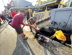 Antisipasi Banjir Babinsa Pasar Melayu Dan Damkar Bersihkan Drainase Di Wilayah Binaan