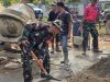 Saling Bahu Membahu Kodim 1209/Bengkayang Bersama Warga Gotong Royong Pengecoran Dan Perehaban Jembatan