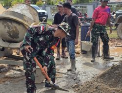 Saling Bahu Membahu Kodim 1209/Bengkayang Bersama Warga Gotong Royong Pengecoran Dan Perehaban Jembatan