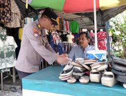 Polres Sintang Gelar Jumat Berkah Polres Sintang Berbagi Sasar Masyarakat Di Sejumlah Titik Keramaian Kota