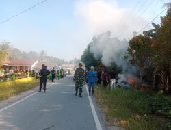 Babinsa Nyiur Melambai Ajak Guru Siswa Dan Warga Gelar Kegiatan Bersih-Bersih Jalan Raya