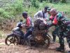 ‎Danramil Kembayan Dan Babinsa Bantu Petani Sawit yang Terjatuh Akibat Jalan Rusak Di Desa Tunggal Bhakti