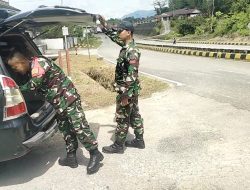 Personel Koramil 1204-21/Entikong Dan Satgas Pamtas Yon Arhanud 1/PBC Gelar Sweeping Cegah Masuknya Barang Ilegal Di Perbatasan